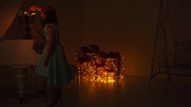 Küçük kız Noel gecesi mum yakar.