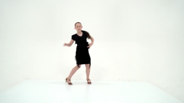 Belle fille dans une longue robe de danse avec la main tendue — Video