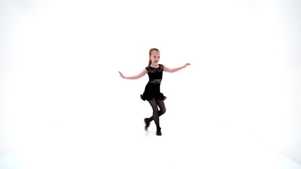 Милая маленькая девочка в танцевальном костюме, на белом фоне. — стоковое видео