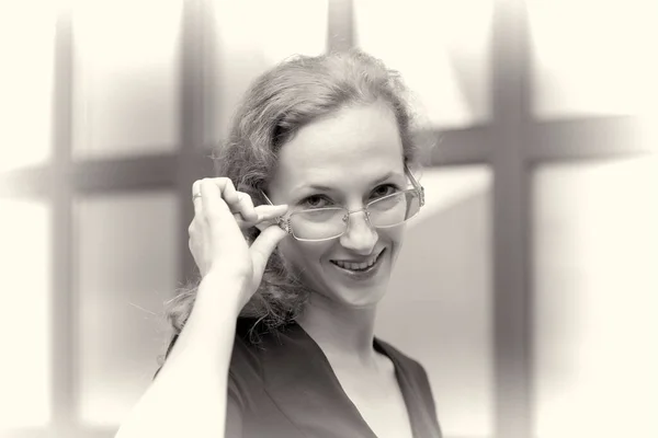 Retrato de uma jovem mulher de negócios sorrindo vestindo glasse — Fotografia de Stock