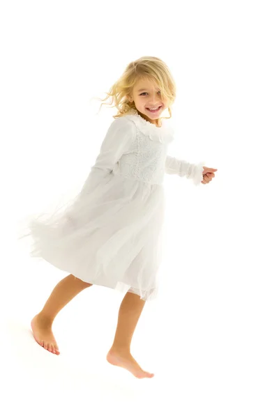 Bonito menina divertida correndo ao redor da sala. Crianças jogos c — Fotografia de Stock