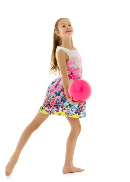 Niña se dedica a la aptitud con una pelota. — Foto de Stock