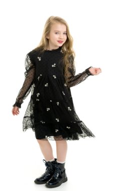 Zarif elbiseli küçük kız. Mutlu bir çocukluk konsepti.