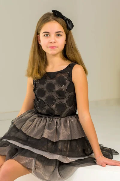 Vacker flicka bär kjol Sitter på kanten — Stockfoto