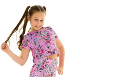 Küçük bir kız saçını düzeltir. Moda ve tarz kavramı.