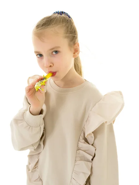 可爱的小女孩舔糖果. — 图库照片