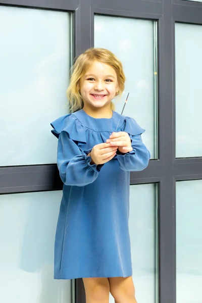 Beautiful Blonde Happy Girl Standing Leaning Against Wall — Stock Photo, Image