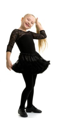 Küçük bir kız saçını düzeltiyor. Moda ve tarz kavramı..