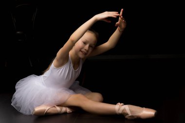 Siyah arka planda güzel bir balerin. dans konsepti.