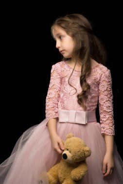 Güzel Pembe Elbiseli Hoş Kız. İzole edilmiş Siyah Arkaplan