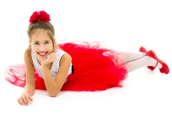 Menina jaz no chão.Fotografia estúdio atirar em um branco . — Fotografia de Stock