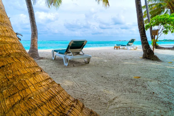 Lounge chairs on a beautiful tropical beach at Maldives — Stock Photo, Image