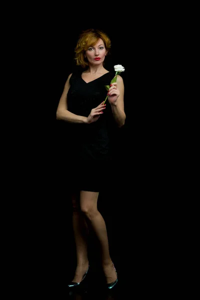Retrato de una joven con una rosa blanca . —  Fotos de Stock