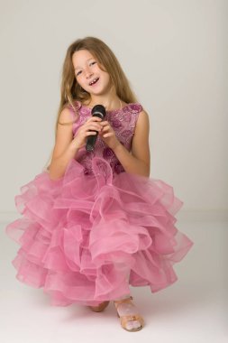 Beyaz arka planda karaoke yapan Kafkas çocukları