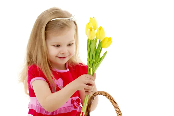 Dziewczynka z bukietem tulipanów. — Zdjęcie stockowe