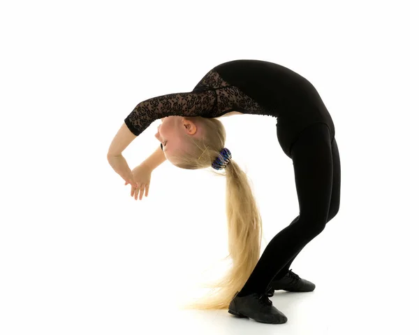 Bonito menina ginasta se preparando para realizar um exercício difícil. — Fotografia de Stock