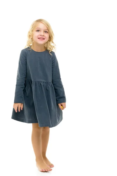 穿着雅致衣服的小女孩。快乐童年的概念，健康的生活方式. — 图库照片