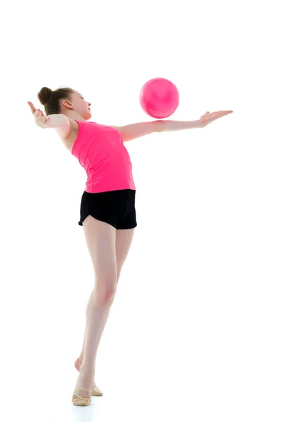 女子体操選手はボールと練習を行います. — ストック写真