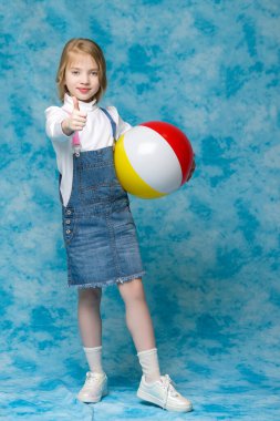 Küçük kız ile top oynarken.