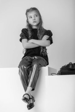 Küçük bir kız eski telefondan arıyor..