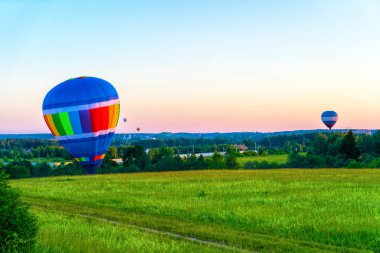 renkli sıcak hava balonları mavi gökyüzü