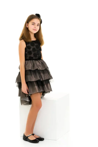 エレガントなドレスの女の子。幸せな子供時代の概念 — ストック写真