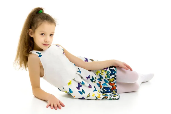 Petite fille ballerine dans l'image posant sur le sol. — Photo