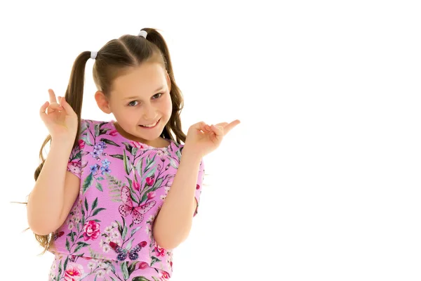 Een tiener meisje gesticulates met haar handen. — Stockfoto