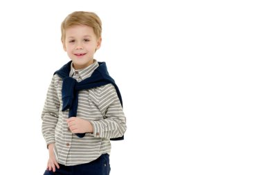 Beyaz bir arka planda büyüyen yakışıklı bir çocuk. Reklam konsepti, mutlu çocukluk..