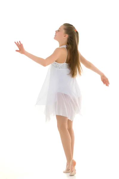 Inspirado adolescente chica usando blanco deporte vestido bailando —  Fotos de Stock