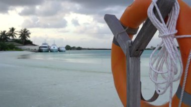 Mavi Su 'nun Mavi Arkaplanı' ndaki Tahta Ayakta Yaşam Şamandırası