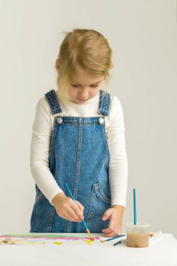 Güzel Sarışın Kız Masa ve Resimde Duruyor