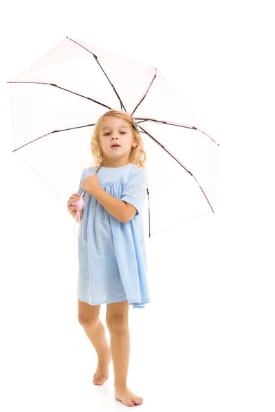 Kleines Mädchen unter einem Regenschirm.Konzept Stil und Mode. — Stockfoto