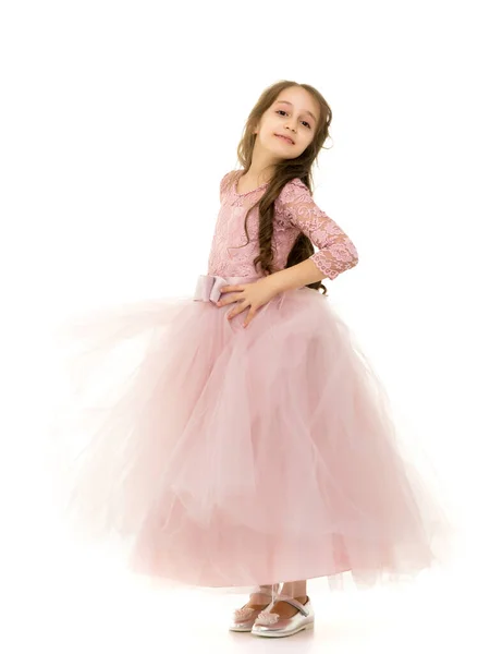 Petite fille dans une robe élégante.Le concept d'une enfance heureuse — Photo