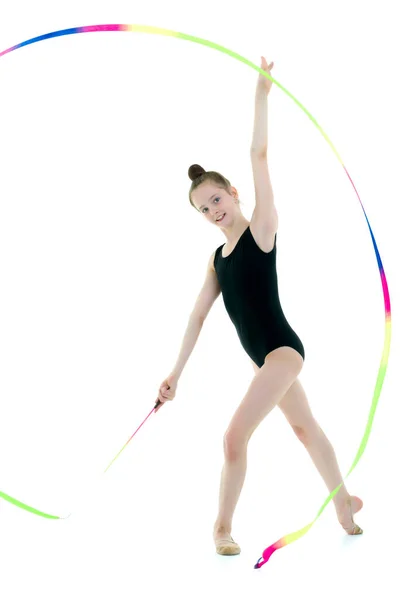 Chica gimnasta realiza ejercicios con cinta. —  Fotos de Stock
