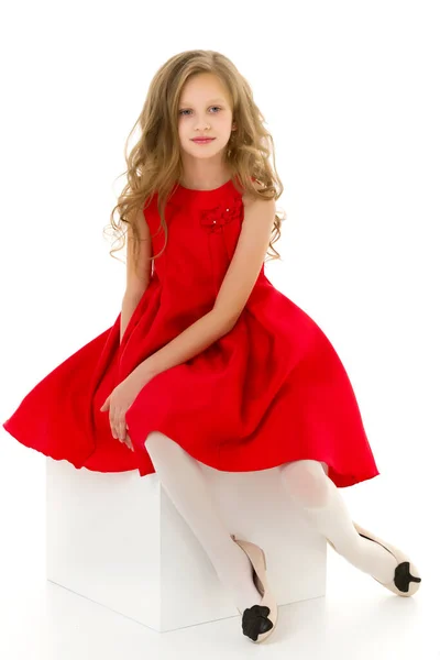 Linda menina loira em vestido vermelho posando na frente da câmera em Stuo — Fotografia de Stock