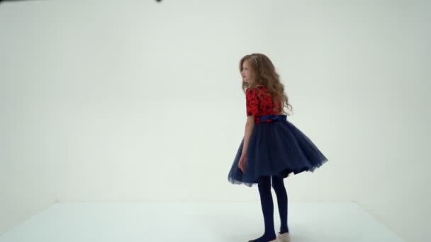 Uma menina em um vestido está girando . — Vídeo de Stock