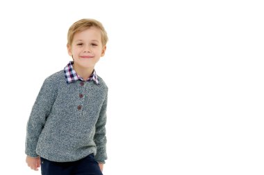 Küçük çocuk bir futbol topuyla oynuyor.