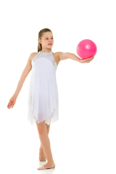 Dívka gymnastka provádí cvičení s míčem. — Stock fotografie