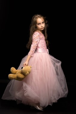 Güzel Pembe Elbiseli Hoş Kız Kameraya Ciddi Bakıyor