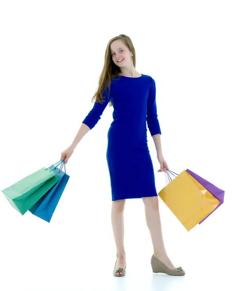 Teenager κορίτσι ψώνια σε ένα κατάστημα με μεγάλες χάρτινες σακούλες. — Φωτογραφία Αρχείου