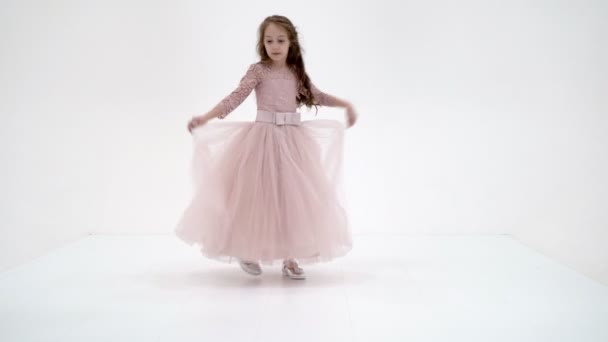 Красивая девушка в модном платье стоя и улыбаясь перед камерой — стоковое видео
