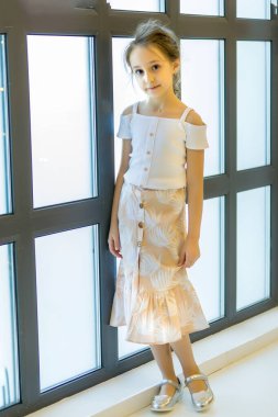 Güzel Sarışın Mutlu Kız Duvara yaslanıyor