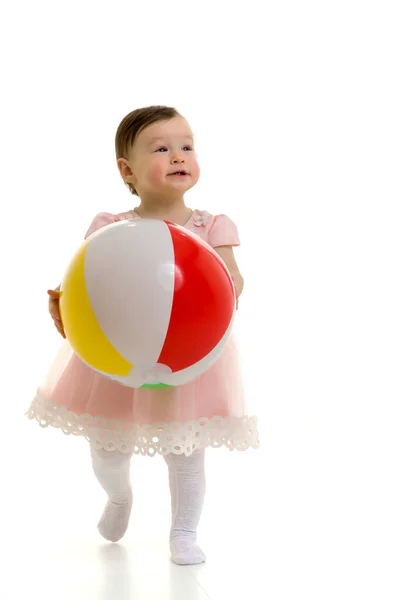 Kleines Mädchen spielt mit einem Ball.das Konzept der Kinder spo — Stockfoto