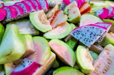Kaymaklı meyve salatası. Beyaz arkaplanda izole.