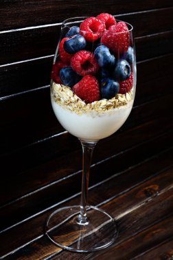 tablo üzerinde çilek