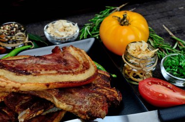 Domuz etli sebze masada