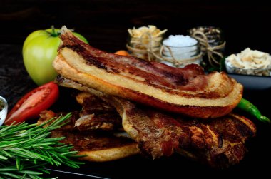 Domuz etli sebze masada