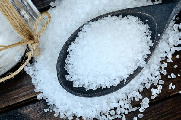 Białej soli na tabeli — Zdjęcie stockowe