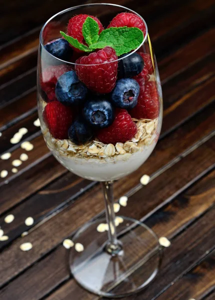 tablo üzerinde çilek